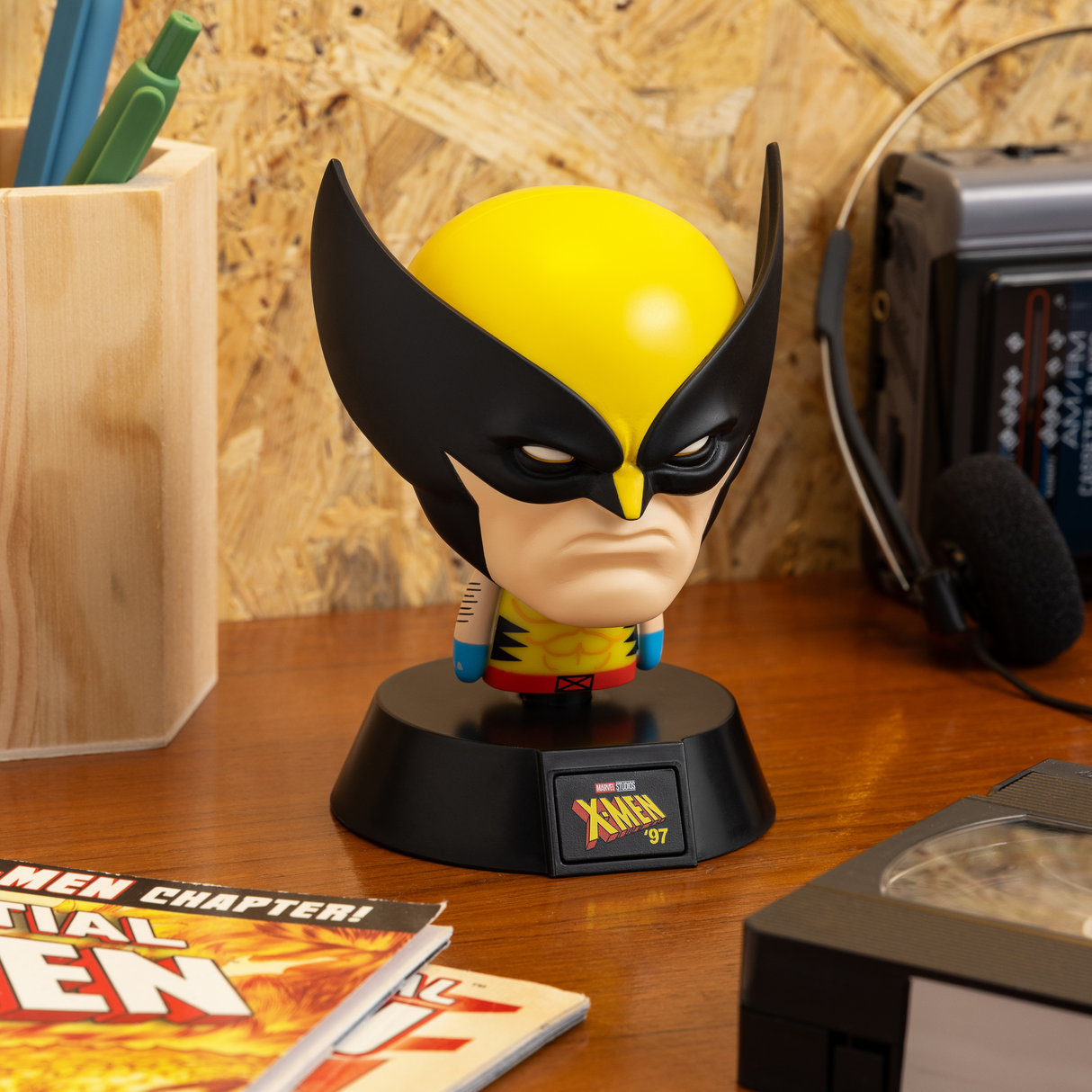 Lampa decorativa model Wolverine de veghe noptiera birou sau gaming 10cm decoratiune luminoasa LED forma 3D personaj