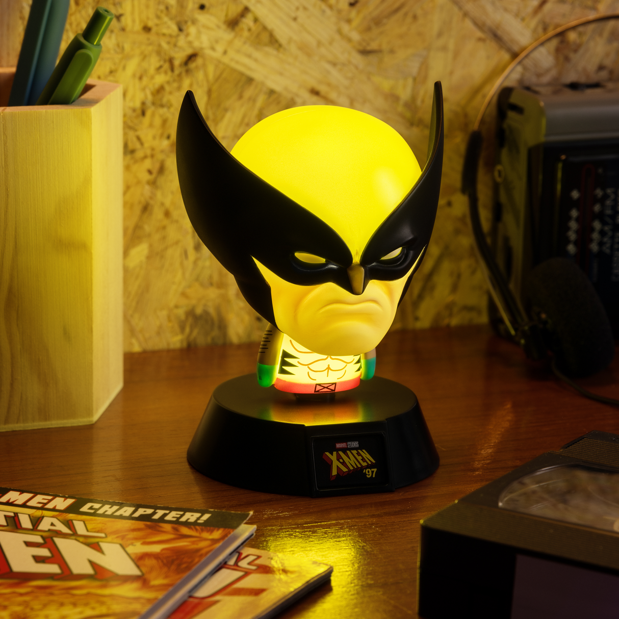 Lampa decorativa model Wolverine de veghe noptiera birou sau gaming 10cm decoratiune luminoasa LED forma 3D personaj