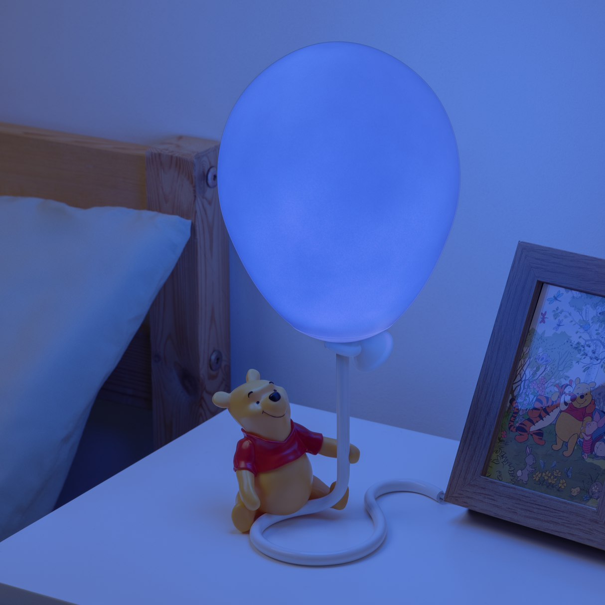 Lampa decorativa model Winnie the Pooh cu balon de veghe noptiera birou sau gaming decoratiune luminoasa LED 29 cm 3