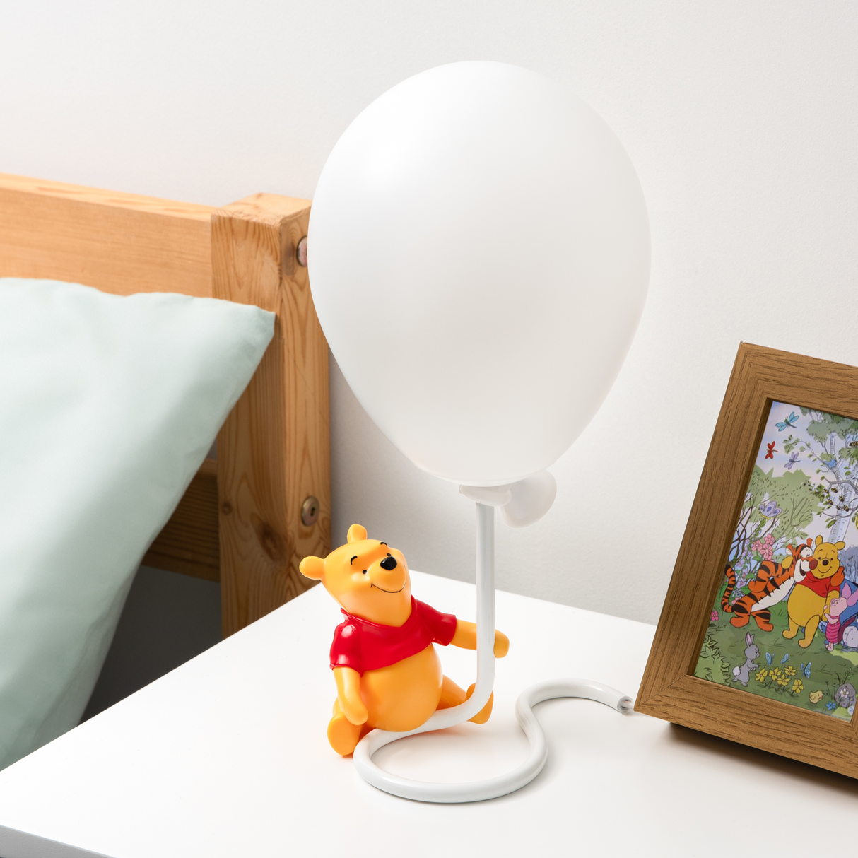 Lampa decorativa model Winnie the Pooh cu balon de veghe noptiera birou sau gaming decoratiune luminoasa LED 29 cm 3