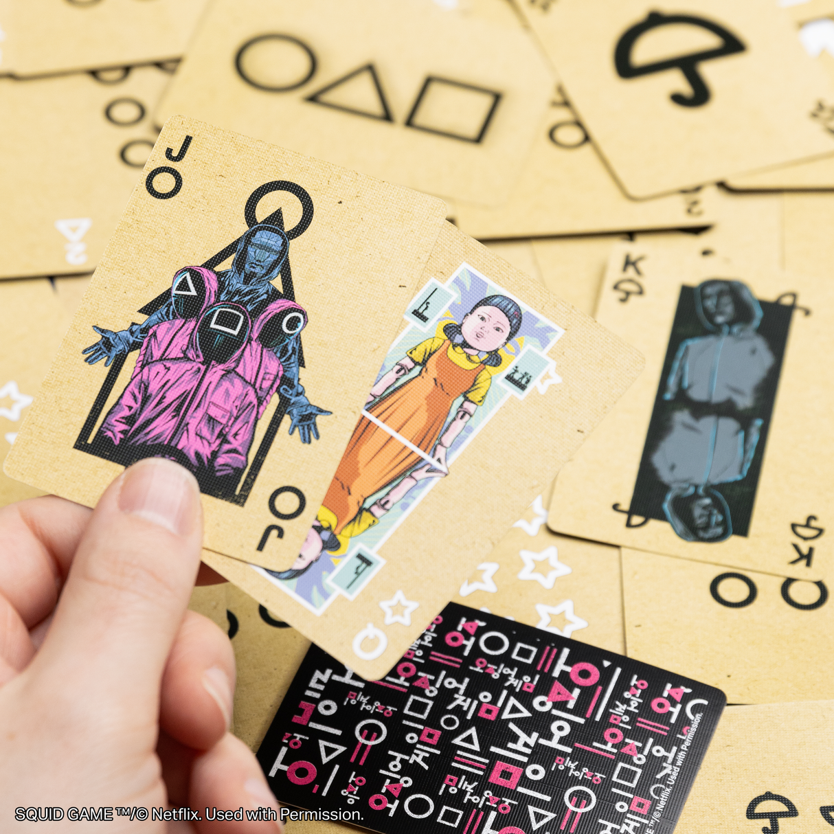 Carti de joc model Squid Game 52 + 2 cutie metalica multicolor licenta oficiala Netflix - Joc de carti