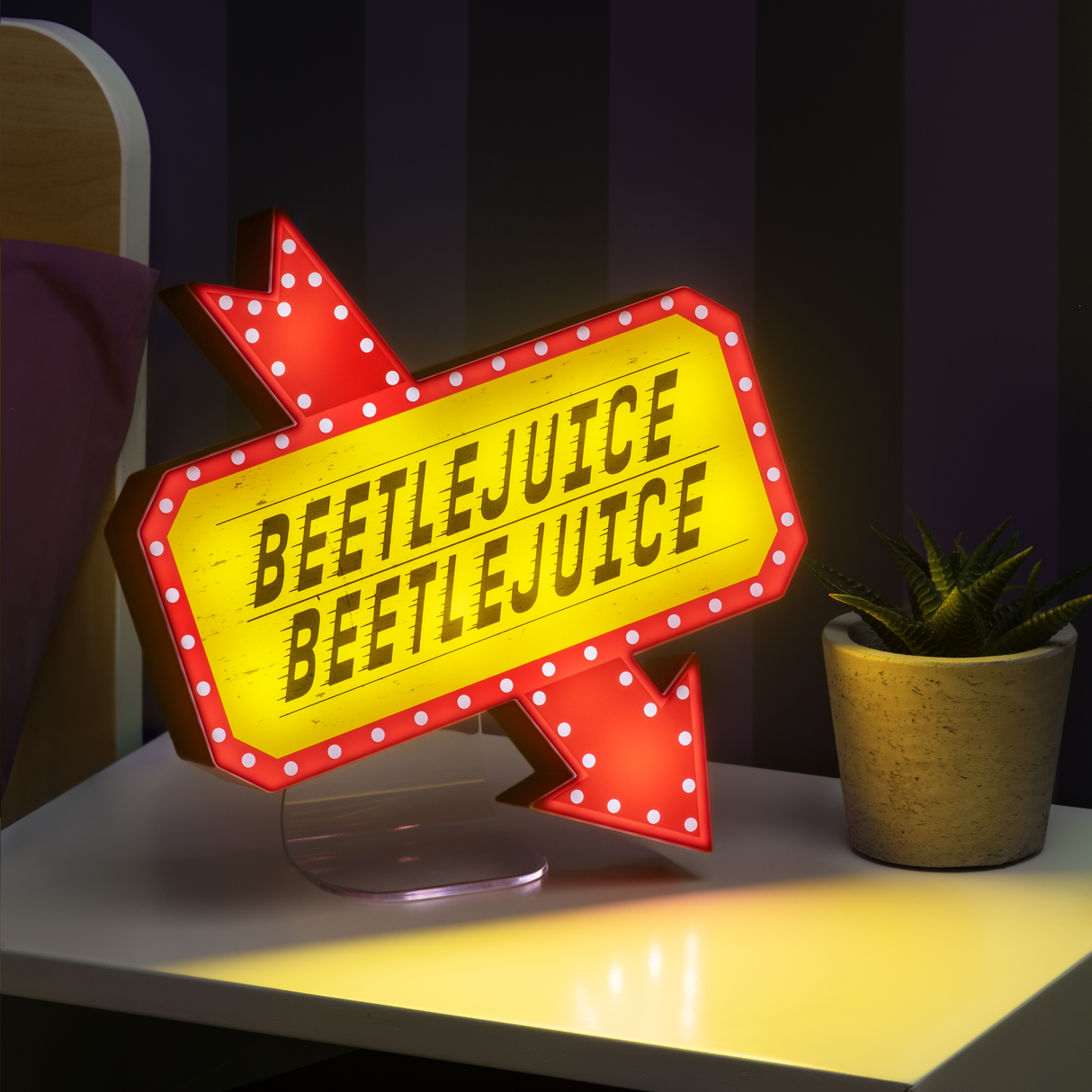 Lampa decorativa model Beetlejuice de veghe noptiera birou sau gaming semn luminos LED forma logo 25 cm licenta