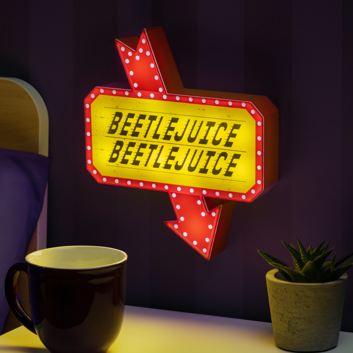 Lampa decorativa model Beetlejuice de veghe noptiera birou sau gaming semn luminos LED forma logo 25 cm licenta