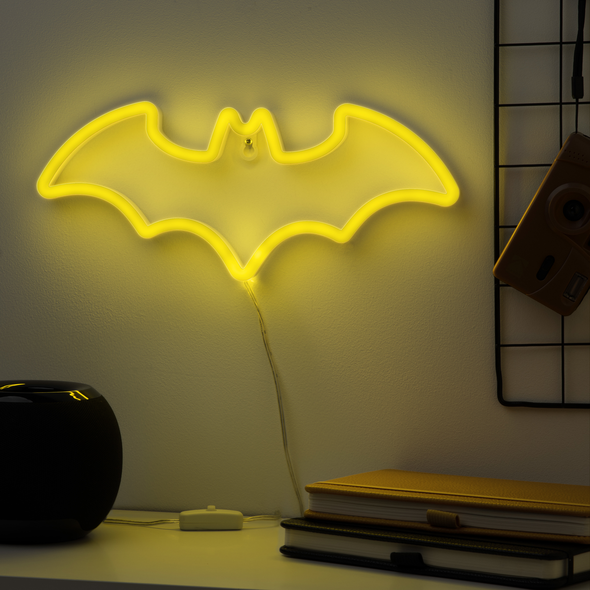 Lampa decorativa model Batman de veghe noptiera birou sau gaming semn luminos LED NEON forma logo inaltime 12.8cm