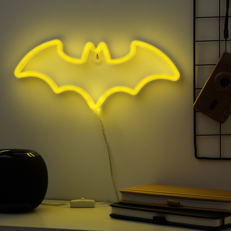 Lampa decorativa model Batman de veghe noptiera birou sau gaming semn luminos LED NEON forma logo inaltime 12.8cm