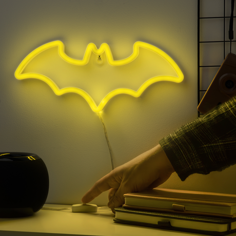Lampa decorativa model Batman de veghe noptiera birou sau gaming semn luminos LED NEON forma logo inaltime 12.8cm