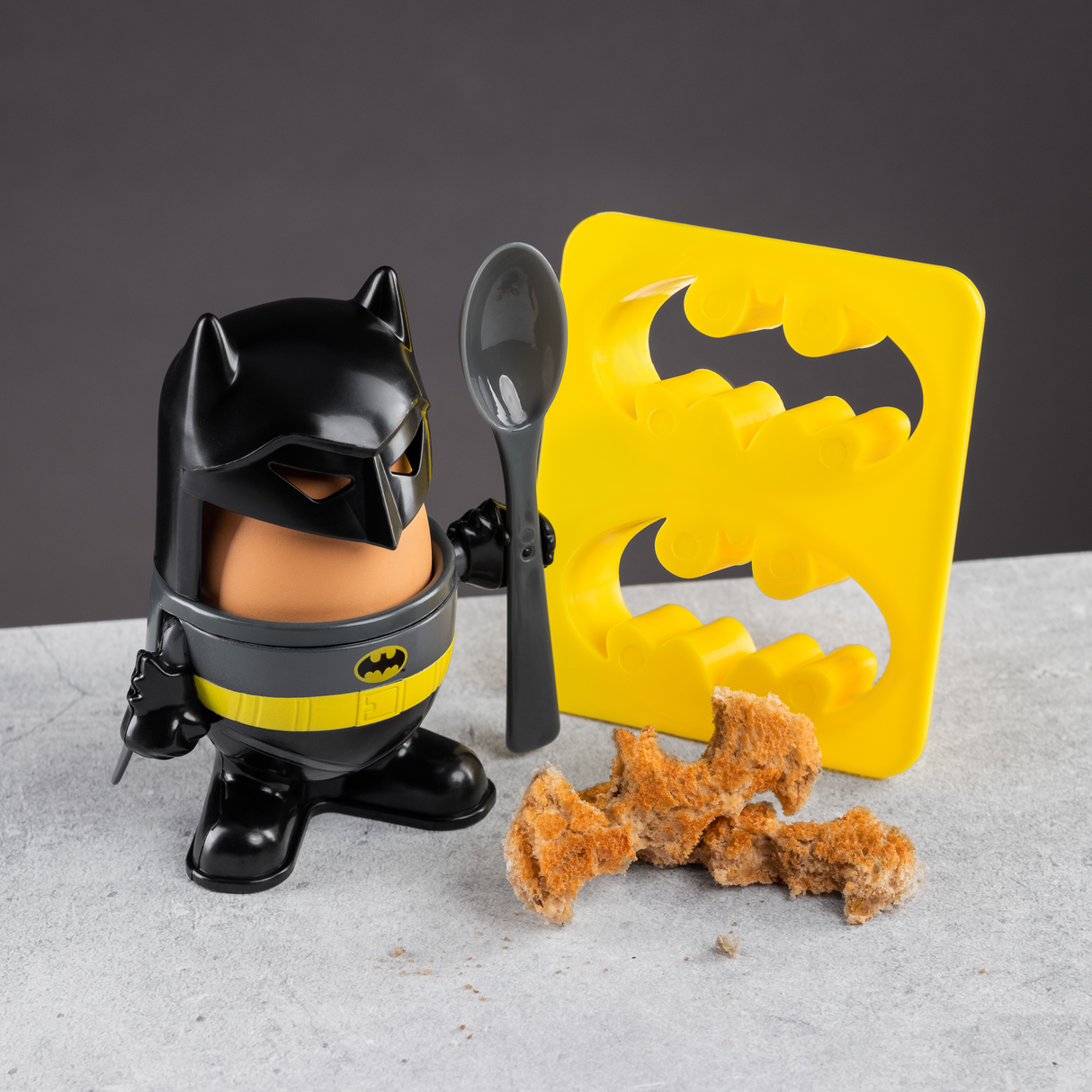 Set Mic Dejun model Batman suport pentru ou si forma decupare paine include lingurita licenta oficiala DC Comics - Set