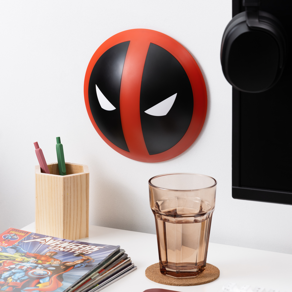 Lampa decorativa model Deadpool de veghe noptiera birou sau gaming semn luminos LED forma logo diametru 21.5cm licenta
