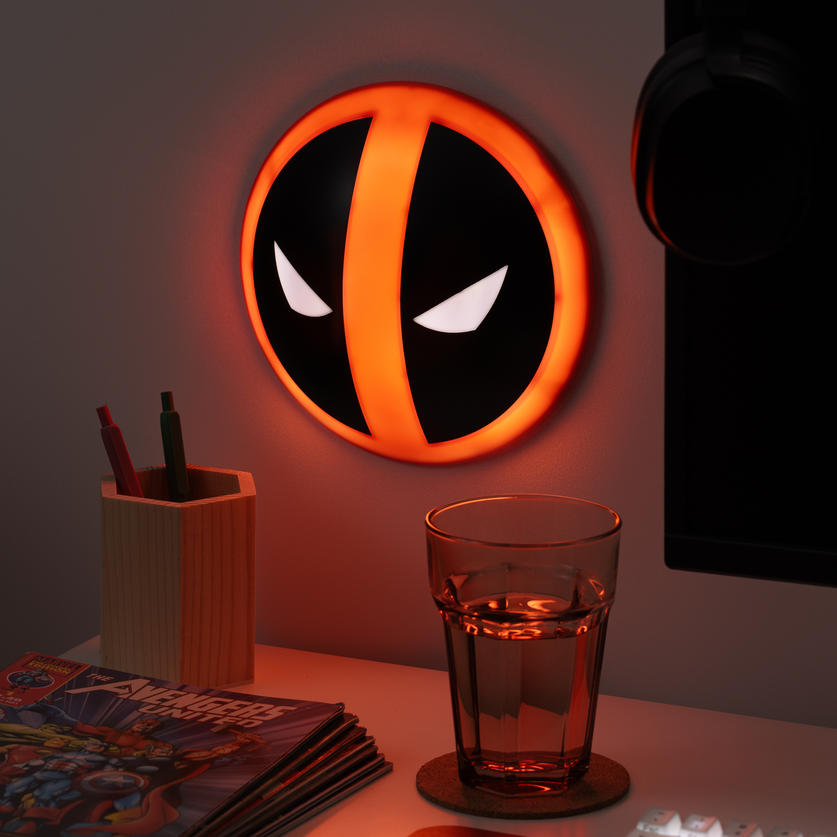 Lampa decorativa model Deadpool de veghe noptiera birou sau gaming semn luminos LED forma logo diametru 21.5cm licenta