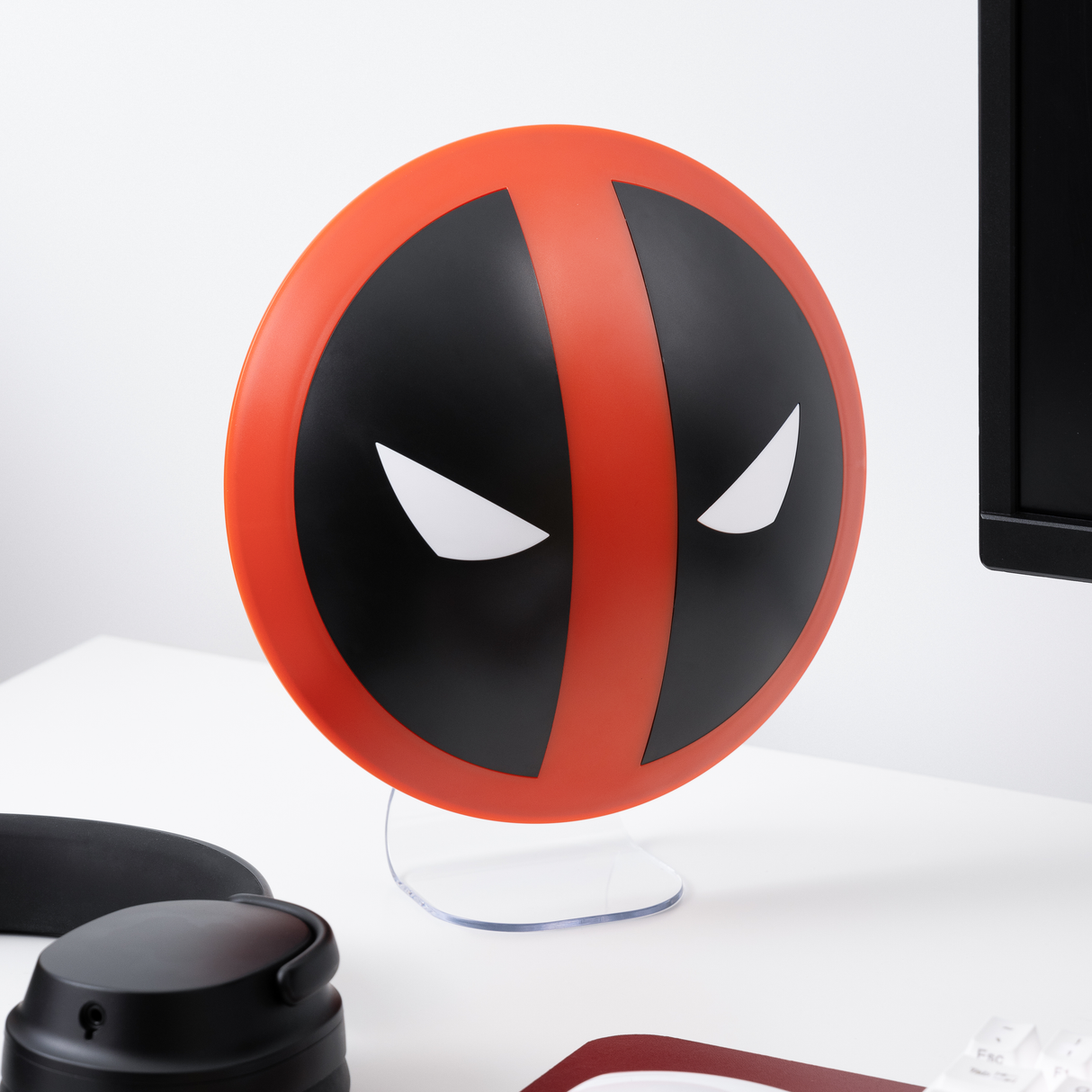 Lampa decorativa model Deadpool de veghe noptiera birou sau gaming semn luminos LED forma logo diametru 21.5cm licenta