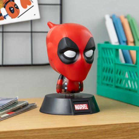 Lampa decorativa model Deadpool de veghe noptiera birou sau gaming 10cm decoratiune luminoasa LED forma 3D personaj