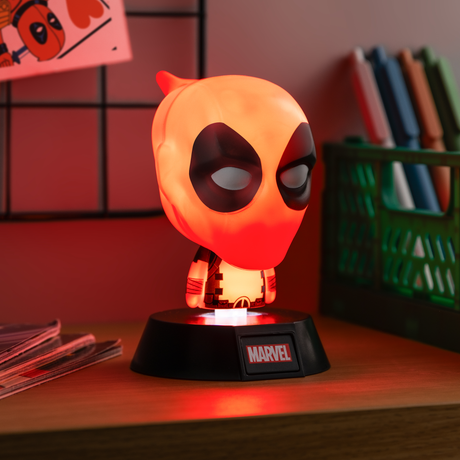 Lampa decorativa model Deadpool de veghe noptiera birou sau gaming 10cm decoratiune luminoasa LED forma 3D personaj