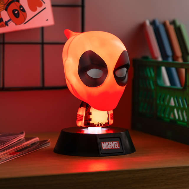 Lampa decorativa model Deadpool de veghe noptiera birou sau gaming 10cm decoratiune luminoasa LED forma 3D personaj