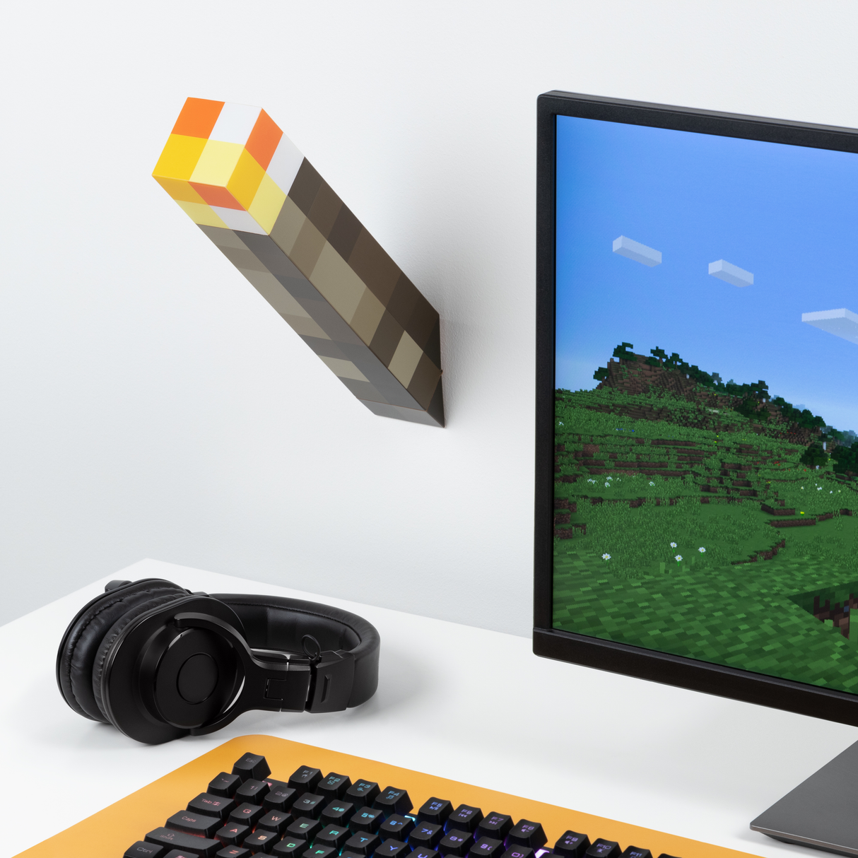 Lampa decorativa model torta Minecraft de veghe noptiera birou sau gaming semn luminos LED forma geometrica 3D licenta