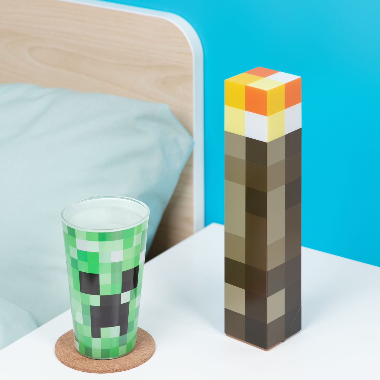 Lampa decorativa model torta Minecraft de veghe noptiera birou sau gaming semn luminos LED forma geometrica 3D licenta